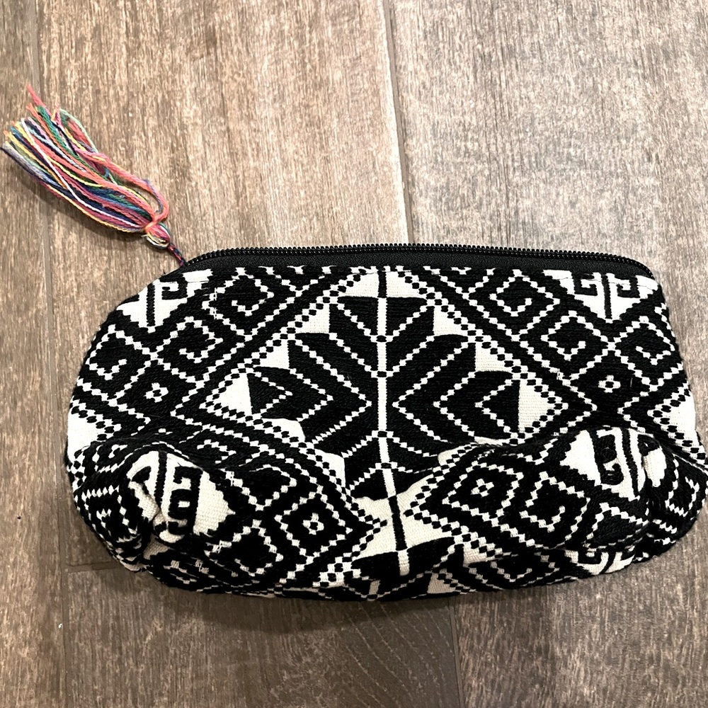 Francesca’s woven Aztec print makeup bag - Picture 1 of 3